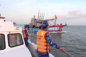 Cảnh sát biển phát hiện tàu chở 110.000 lít dầu DO không rõ nguồn gốc