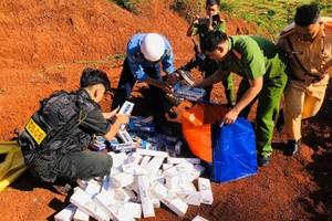 Bình Phước bắt giữ xe mô tô vận chuyển 100 cây thuốc lá lậu