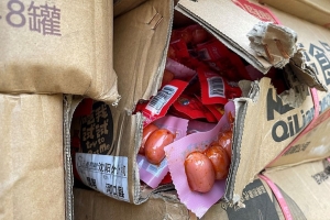 Hà Nội phát hiện 36.000 gói xúc xích và nhiều thùng bánh kẹo nhập lậu