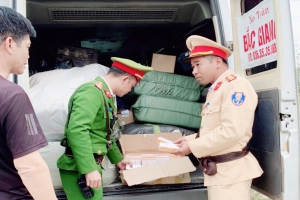 Công an thành phố Bắc Giang bắt giữ xe ô tô chở gần 3.000 hộp mỹ phẩm nhập lậu