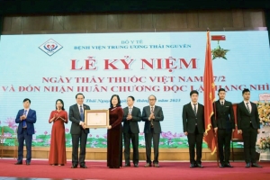 Bệnh viện Trung ương Thái Nguyên đón nhận Huân chương Độc lập hạng Nhì