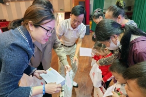 Câu lạc bộ Báo chí Bắc Ninh tại Hà Nội tặng quà cho trẻ mồ côi ở huyện Quế Võ