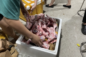 Tạm giữ hàng trăm cân thịt quá hạn sử dụng tại Hà Nội