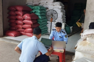 Tạm giữ 52 tấn gạo nhập khẩu không có nhãn phụ bằng tiếng Việt Nam