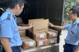Hà Nội: Phát hiện phương tiện vận chuyển hàng trăm sản phẩm thực phẩm có dấu hiệu nhập lậu
