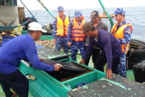 Vùng Cảnh sát biển 4 phát hiện, bắt giữ 01 phương tiện vận chuyển trái phép 130. 000 lít dầu DO