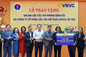 Hệ thống tiêm chủng VNVC trao tặng nửa triệu liều vaccine sởi giúp Bộ Y tế chống dịch