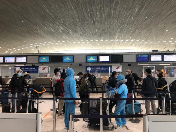 C&ocirc;ng d&acirc;n Vi&ecirc;̣t Nam làm thủ tục v&ecirc;̀ nước tại s&acirc;n bay Paris