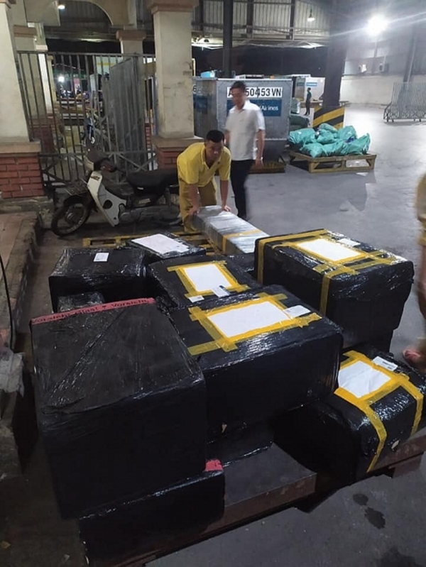 Bắt giữ hơn 1.800 sản phẩm nhập lậu không rõ nguồn gốc tại sân bay Nội Bài