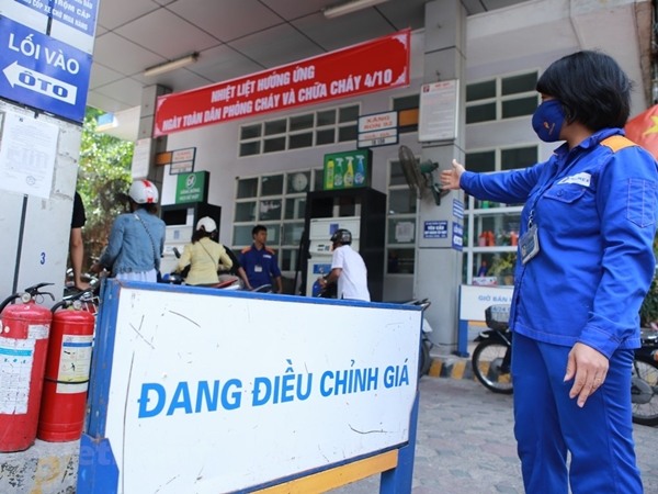 Xăng RON95 tăng gần 1.000 đồng/lít