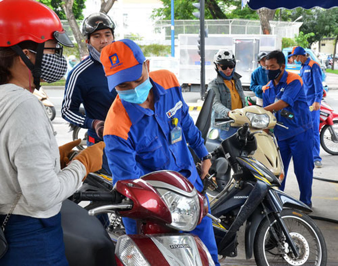 Giá xăng RON95 giảm 51 đồng/lít