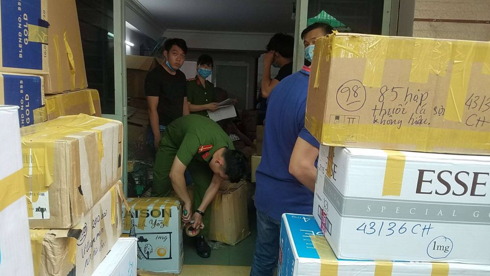 Thu giữ số lượng lớn thuốc lá và khẩu trang y tế không rõ nguồn gốc