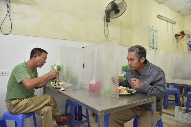 Từ 0h00 ngày 19/8: Cửa hàng ăn uống, giải khát ở Hà Nội phải có vách ngăn, giãn cách tối thiểu 1 mét