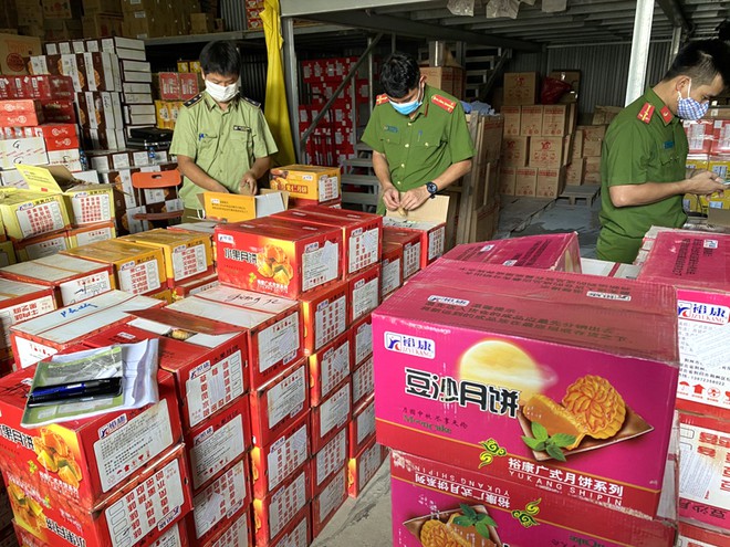 Tạm giữ hàng nghìn sản phẩm bánh Trung thu nhập lậu