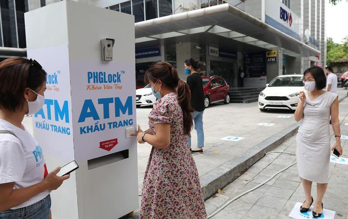 Cây ATM nhận diện khuôn mặt để tặng khẩu trang miễn phí ở Hà Nội