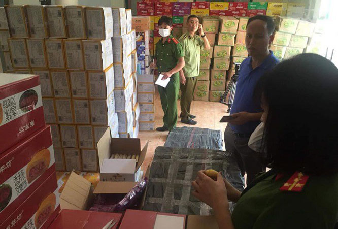 Hà Nội: Phát hiện 10 tấn bánh, trà sữa không nguồn gốc