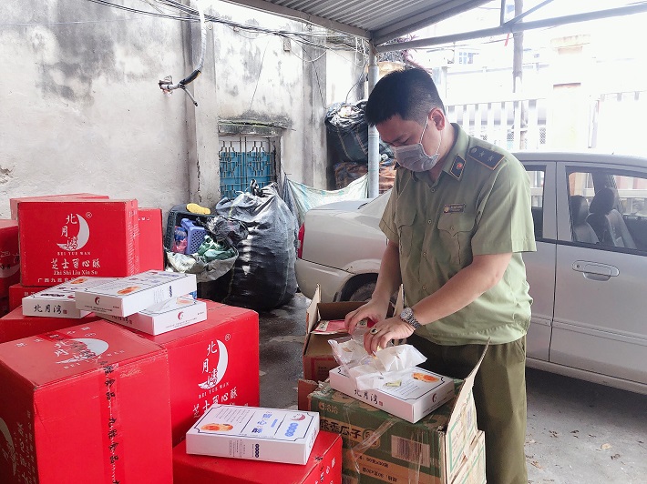 Hà Nội: Phát hiện lượng lớn bánh kẹo, bánh trung thu không rõ nguồn gốc đem đi tiêu thụ