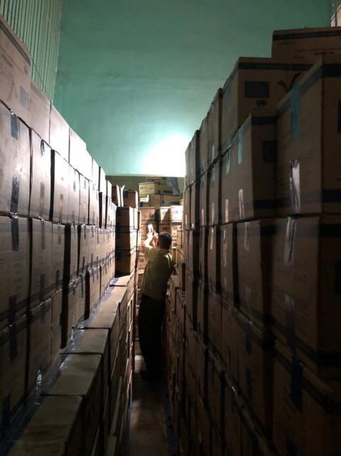 TPHCM: Phát hiện 5.000 thùng găng tay y tế giả nhãn hiệu Khải Hoàn