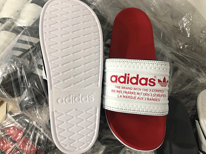 Bắt quả tang cơ sở sản xuất dép nghi nhái thương hiệu Adidas