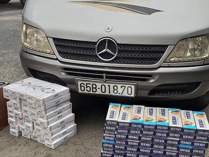 An Giang: Giấu gần 1.600 bao thuốc lá lậu trong xe khách