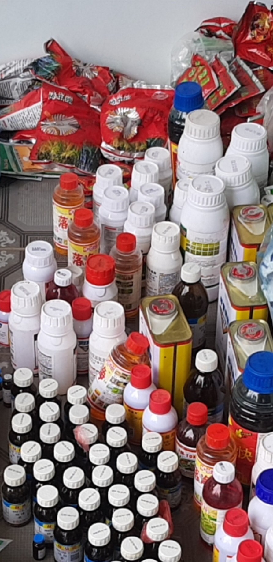 Lào Cai: Thu giữ lượng lớn thuốc bảo vệ thực vật vô chủ