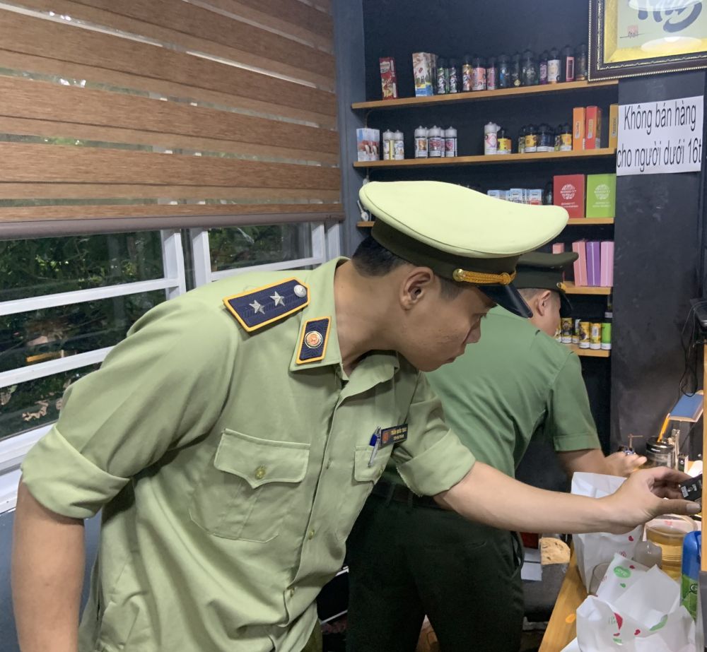 Nghệ An: Phát hiện, xử lý cơ sở kinh doanh thuốc lá điện tử nhập lậu