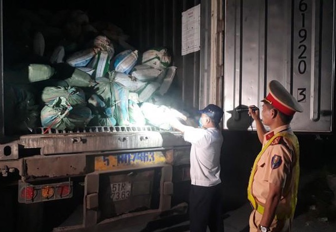Nghệ An: Bắt quả tang xe đầu kéo chở 30 tấn nội tạng lợn bốc mùi hôi thối