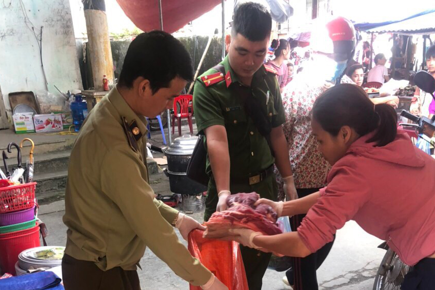 Hà Giang: Tịch thu, tiêu hủy lượng lớn thịt lợn đang bốc mùi