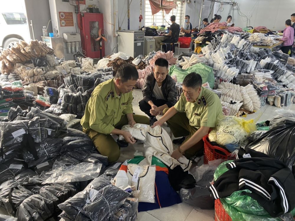 Hà Nội: Xưởng may nhái sản phẩm hàng hiệu