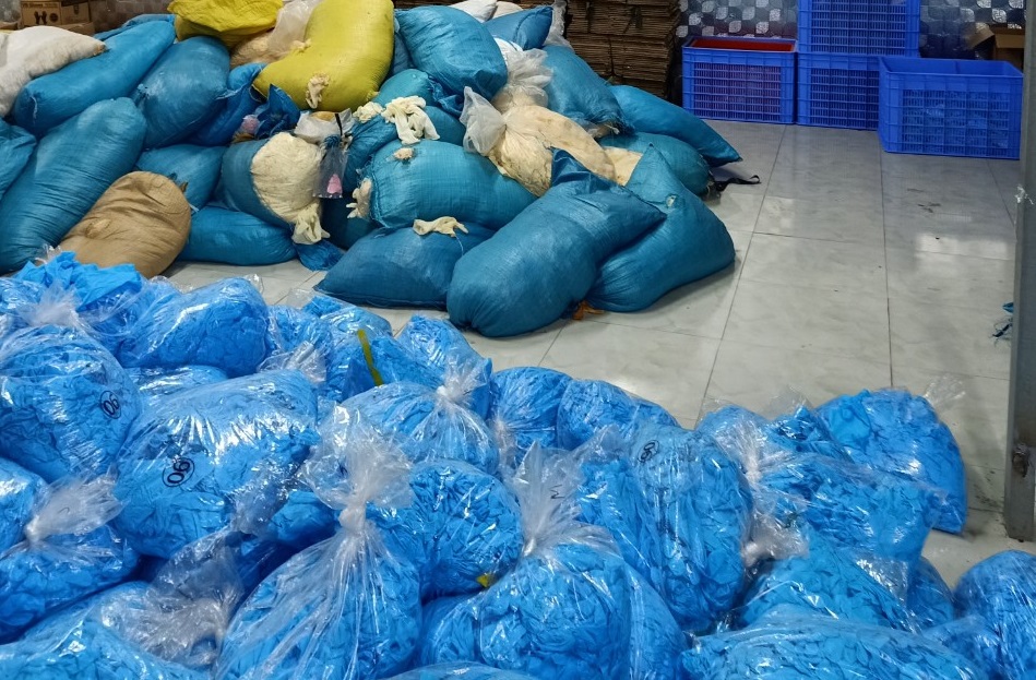 Bắc Ninh: Kho hàng chứa hàng chục tấn găng tay cao su nhăn nhúm, bẩn thỉu