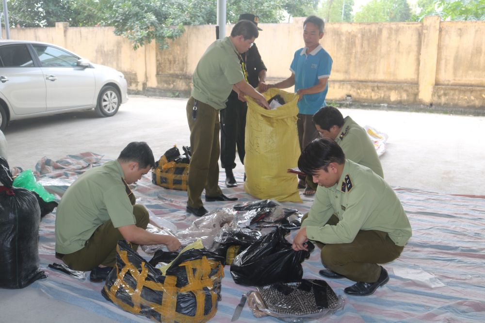 Phú Thọ: Tạm giữ hơn 2.200 sản phẩm hàng hóa là quần áo, giày dép các loại do Trung Quốc sản xuất