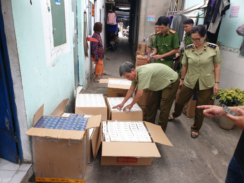 Bình Dương: Phát hiện tụ điểm tàng trữ trên 10.000 bao thuốc lá nhập lậu