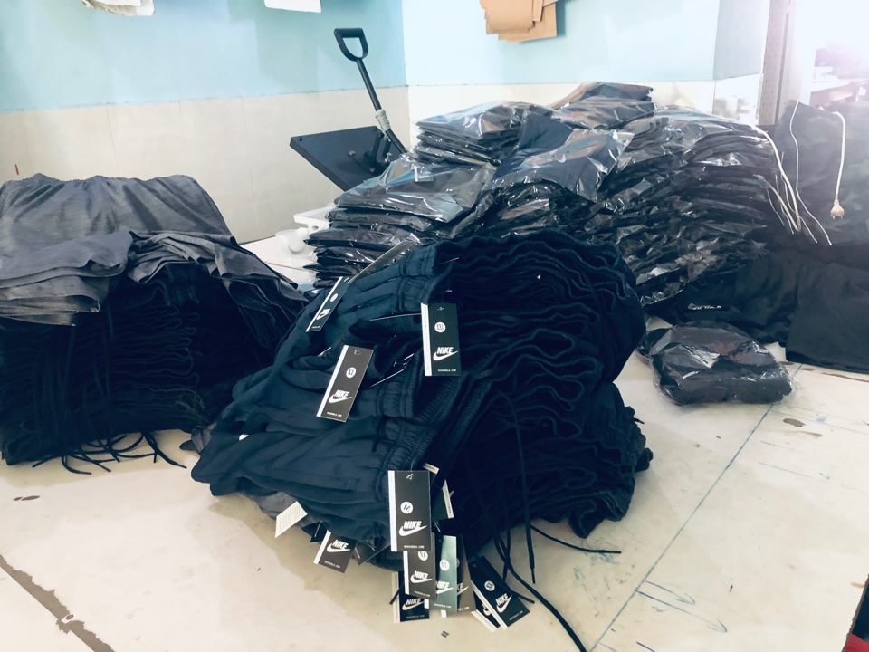 Bình Dương: Phát hiện 01 vụ sản xuất trên 3.400 quần áo thời trang nghi vấn giả mạo nhãn hiệu Nike, Adidas