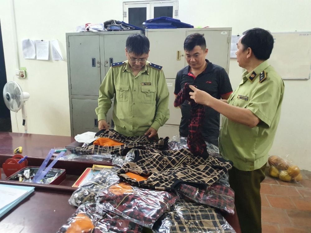 Lạng Sơn: Hơn 200 chiếc áo giả nhãn hiệu Louis Vutton