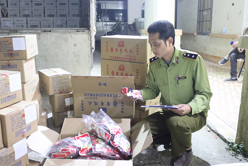 Lạng Sơn: Ngăn chặn 6.550 túi chân gà tẩm ướp gia vị cùng 950 lon bia Liquan nhập lậu