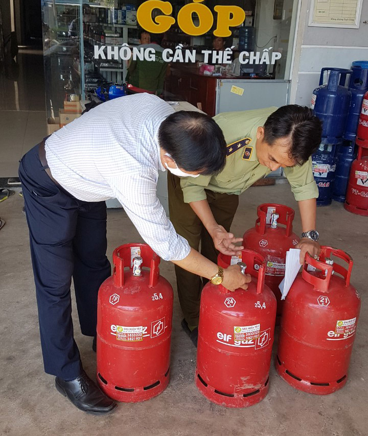 Ninh Thuận: 02 cơ sở kinh doanh gas có dấu hiệu giả mạo nhãn hiệu hàng hóa