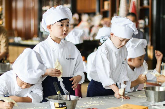 Mùa lễ hội cuối năm 2020: Hàng loạt khách sạn náo nhiệt tung ưu đãi