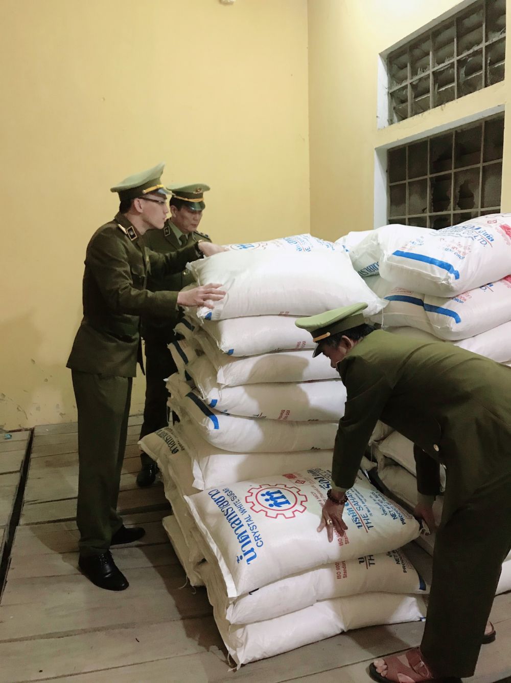 Quảng Trị: Thu giữ 2,4 tấn đường kính nhập lậu