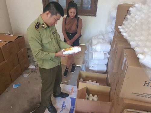 Xử phạt 120 triệu đồng cơ sở sản xuất mỹ phẩm giả mạo nhãn hiệu nổi tiếng
