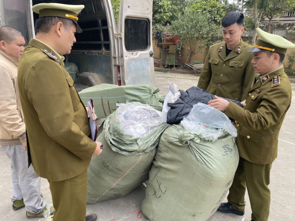 Lạng Sơn: Phát hiện phương tiện vận chuyển gần 1.700 sản phẩm hàng hóa nhập lậu