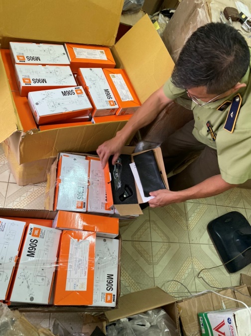 Khánh Hoà: Tạm giữ 127 micro không rõ nguồn gốc, xuất xứ