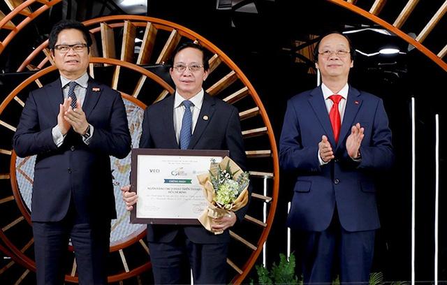 HDBank tiếp tục lọt Top 10 Doanh nghiệp bền vững của năm