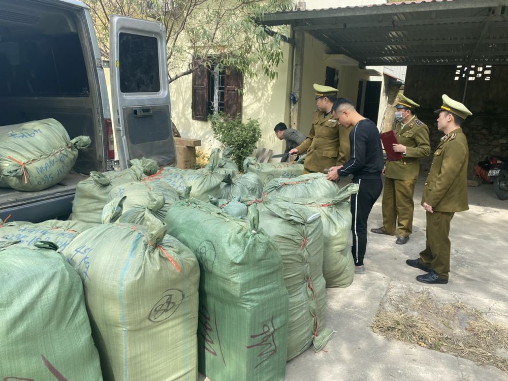 Lạng Sơn: Phát hiện 700 hộp phấn mắt 16 màu cùng hàng nghìn sản phẩm nhập lậu