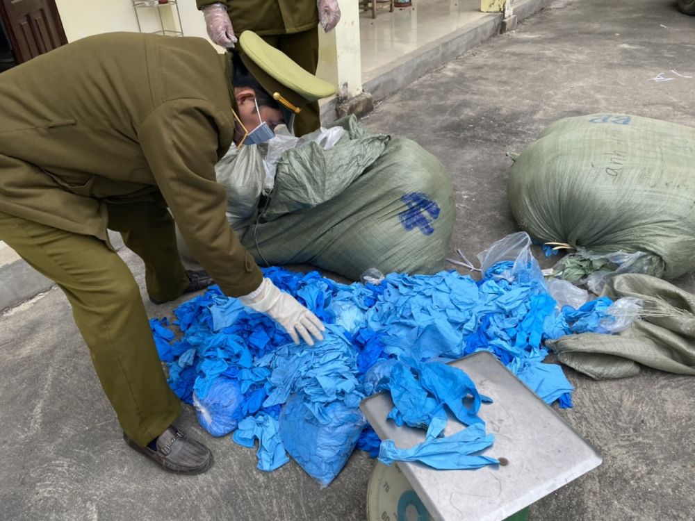 Lạng Sơn: Phát hiện 33.150 chiếc găng tay cao su đã qua sử dụng nhập lậu