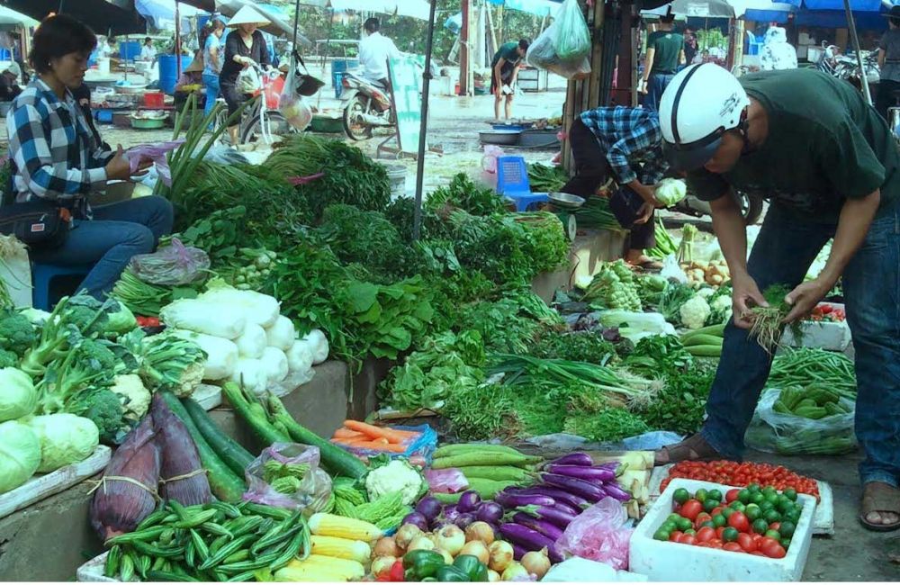 Giá thực phẩm hôm nay 23/12: Giá rau củ quả giảm mạnh tại nhiều địa phương