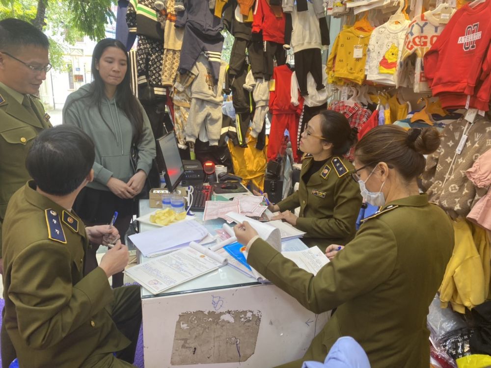 Bắc Giang: Phát hiện cửa hàng kinh doanh có dấu hiệu vi phạm về hàng hóa giả mạo nhãn hiệu nổi tiếng