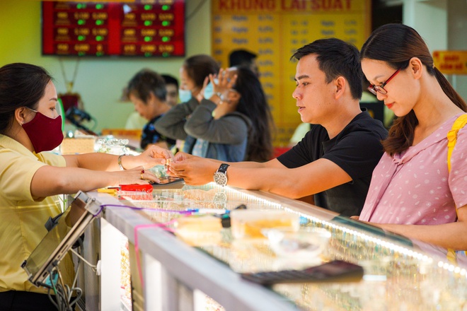 Giá vàng miếng lên gần 56 triệu/lượng