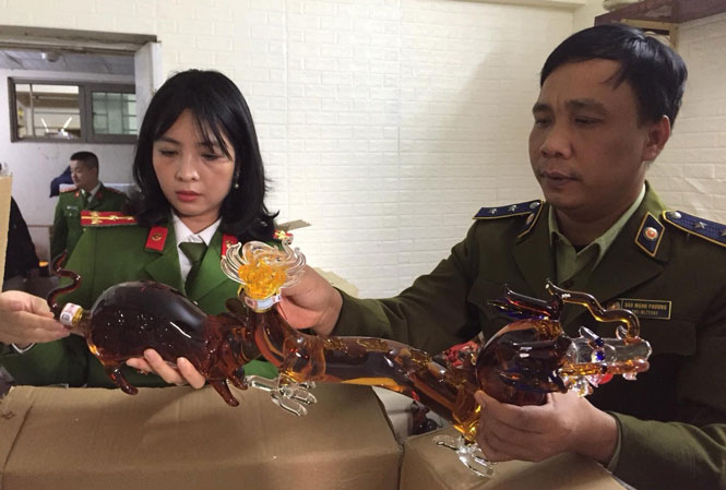 Hà Nội: Phát hiện một cơ sở sản xuất rượu giả nhãn mác nước ngoài