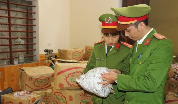 Nghệ An: Phát hiện gần 1 tấn kẹo hết hạn dán nhãn mác mới bán dịp Tết