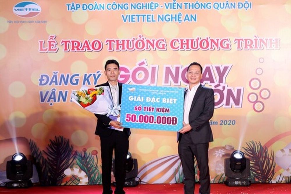 Khách hàng dùng Viettel ở Đô Lương trúng thưởng sổ tiết kiệm 50 triệu đồng